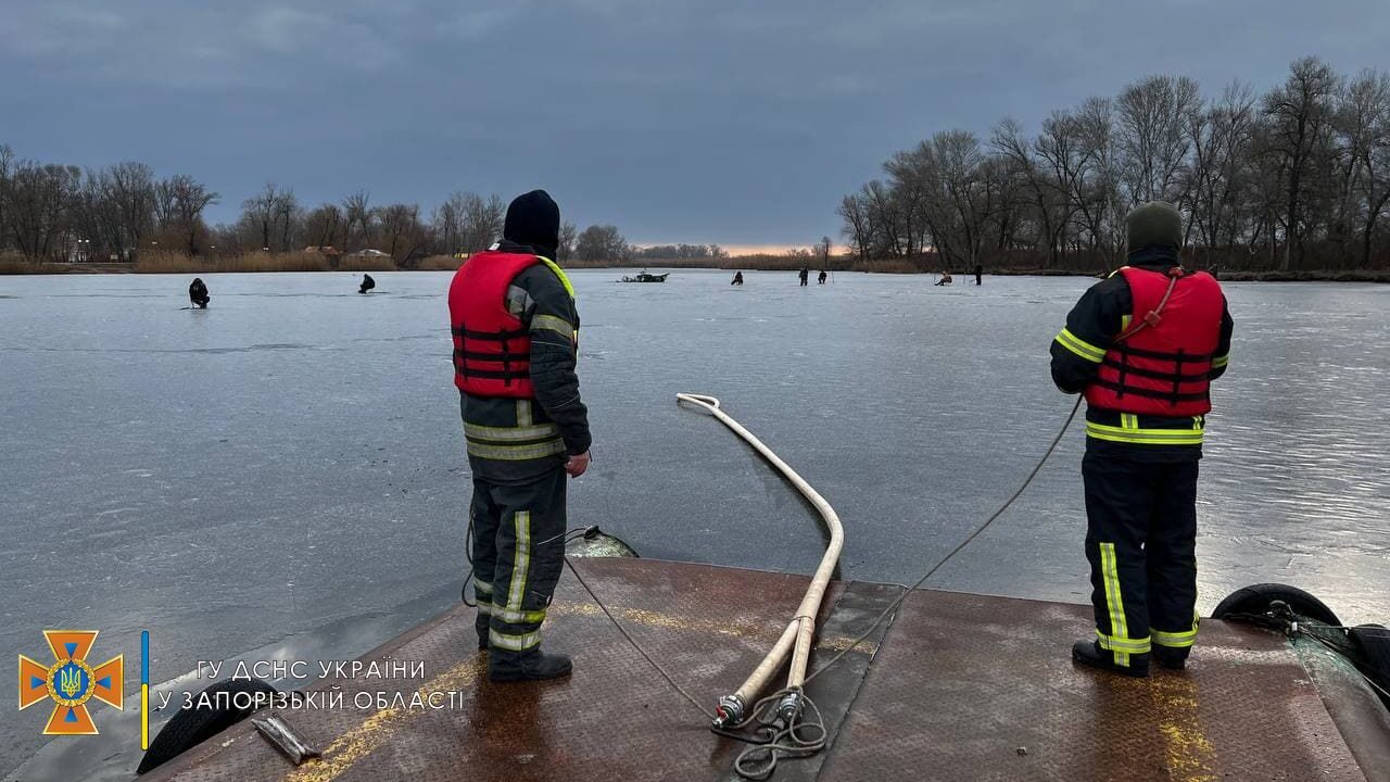 В Запорожской области восемь рыбаков вышли на 3-сантиметровый лед
