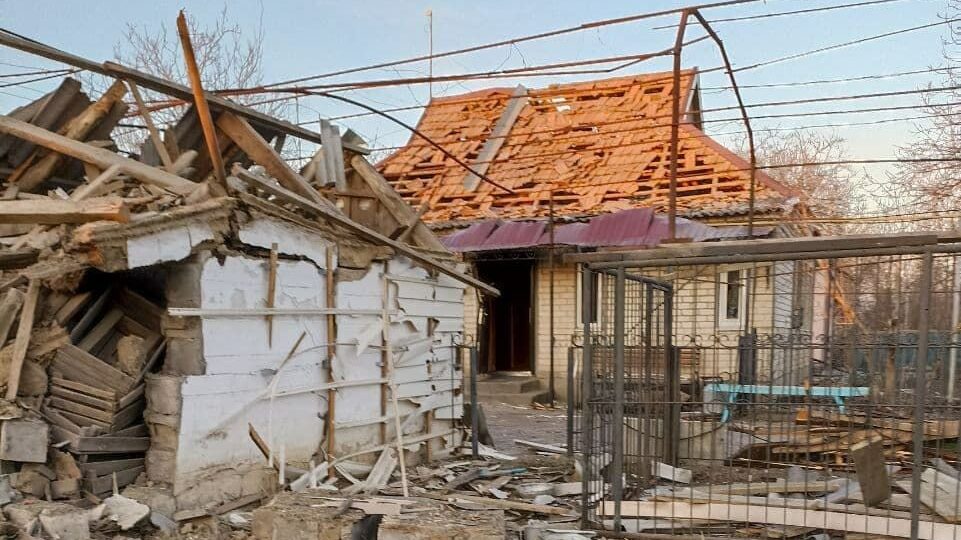 В Запорожской области в результате вражеских обстрелов разрушены два дома: также горели элеватор и школа, – ФОТО