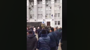 У окупованому Бердянську мешканці заспівали Гімн України, стоячи перед захопленою ворогом міськрадою