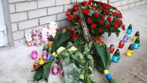 Цветы, игрушки и свечи: в Запорожье почтили память погибших в страшном пожаре в областной «инфекционке», - ФОТО