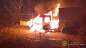 У Запоріжжі на Правому спалахнув і майже повністю згорів автомобіль, – ФОТО 
