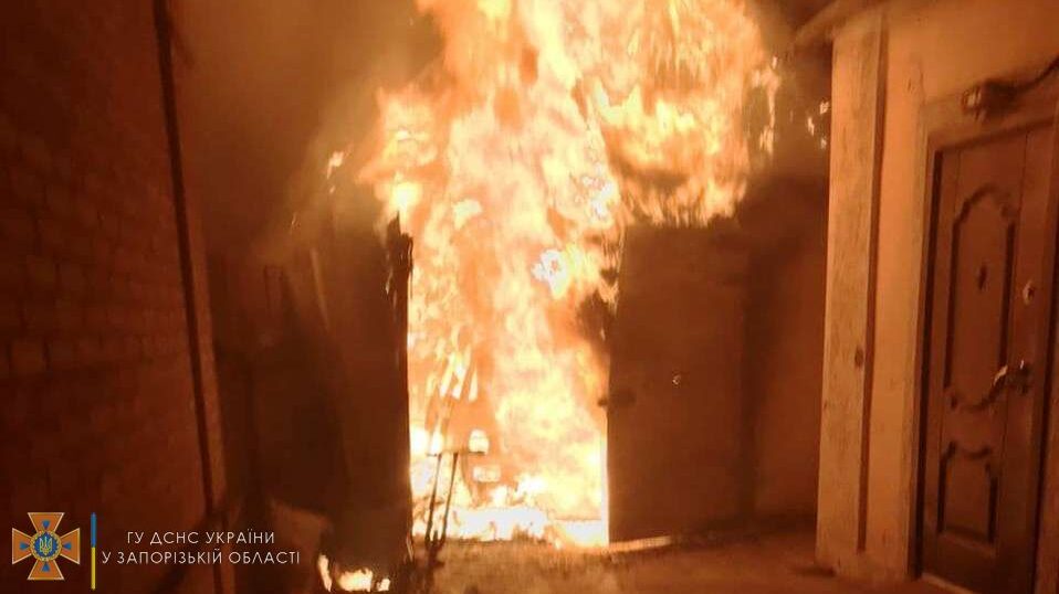 В Запорожской области сгорел гараж с автомобилем внутри, – ФОТО