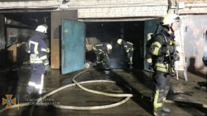 У Запоріжжі сталася пожежа у підвалі гаража, де були балони з киснем: є постраждалі, - ФОТО