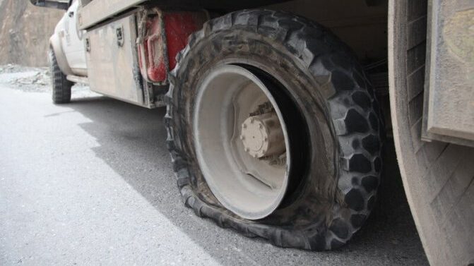 Под Запорожьем у грузовика взорвалось колесо: двое пострадавших получили серьезные травмы