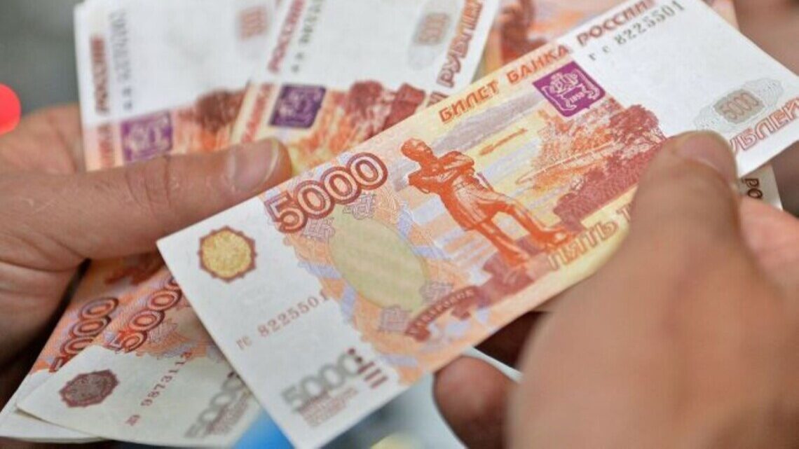 У Токмаку окупанти з 4 квітня хочуть ввести в обіг російські рублі