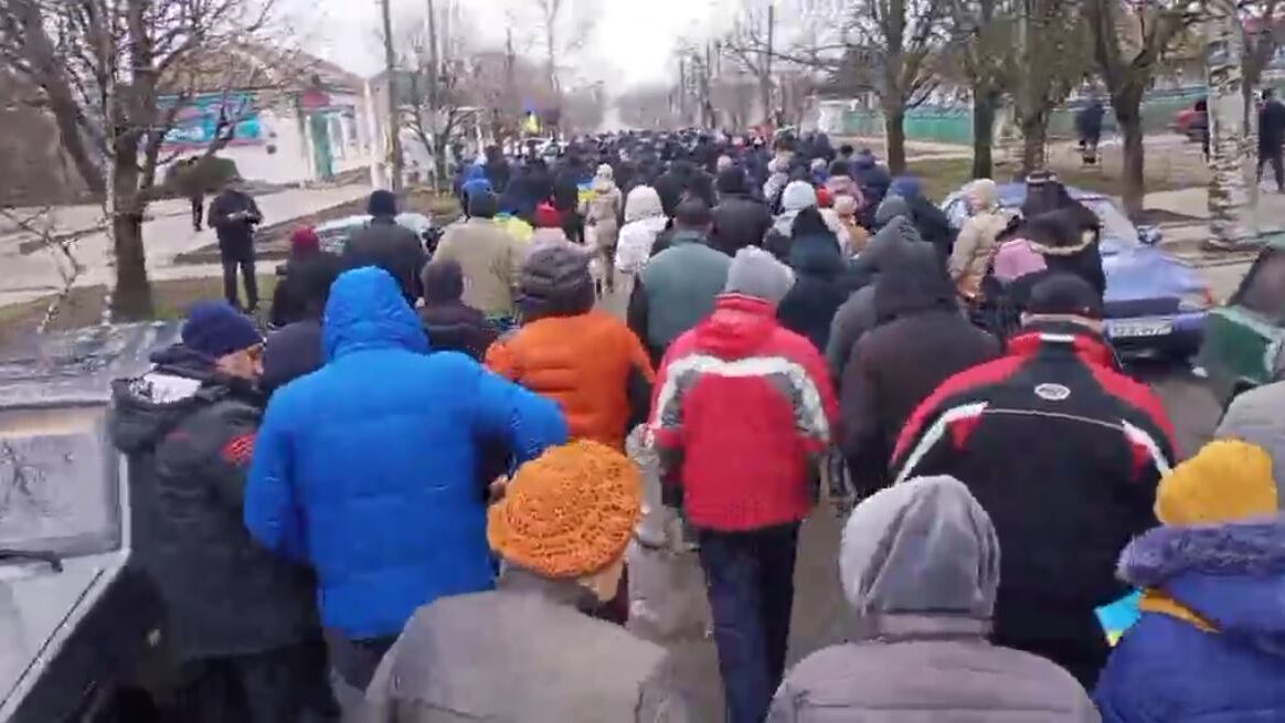 Несколько тысяч жителей Приморска собрались на митинг против российской оккупации, — ВИДЕО