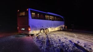 В Запорожской области на трассе в грунте застрял автобус с гражданами Турции, - ФОТО