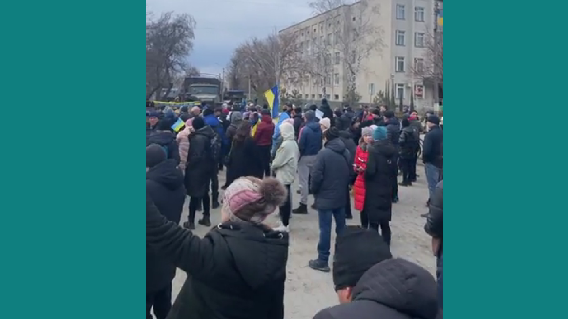 В оккупированном Токмаке несколько тысяч человек вышли на митинг против российских оккупантов, – ВИДЕО
