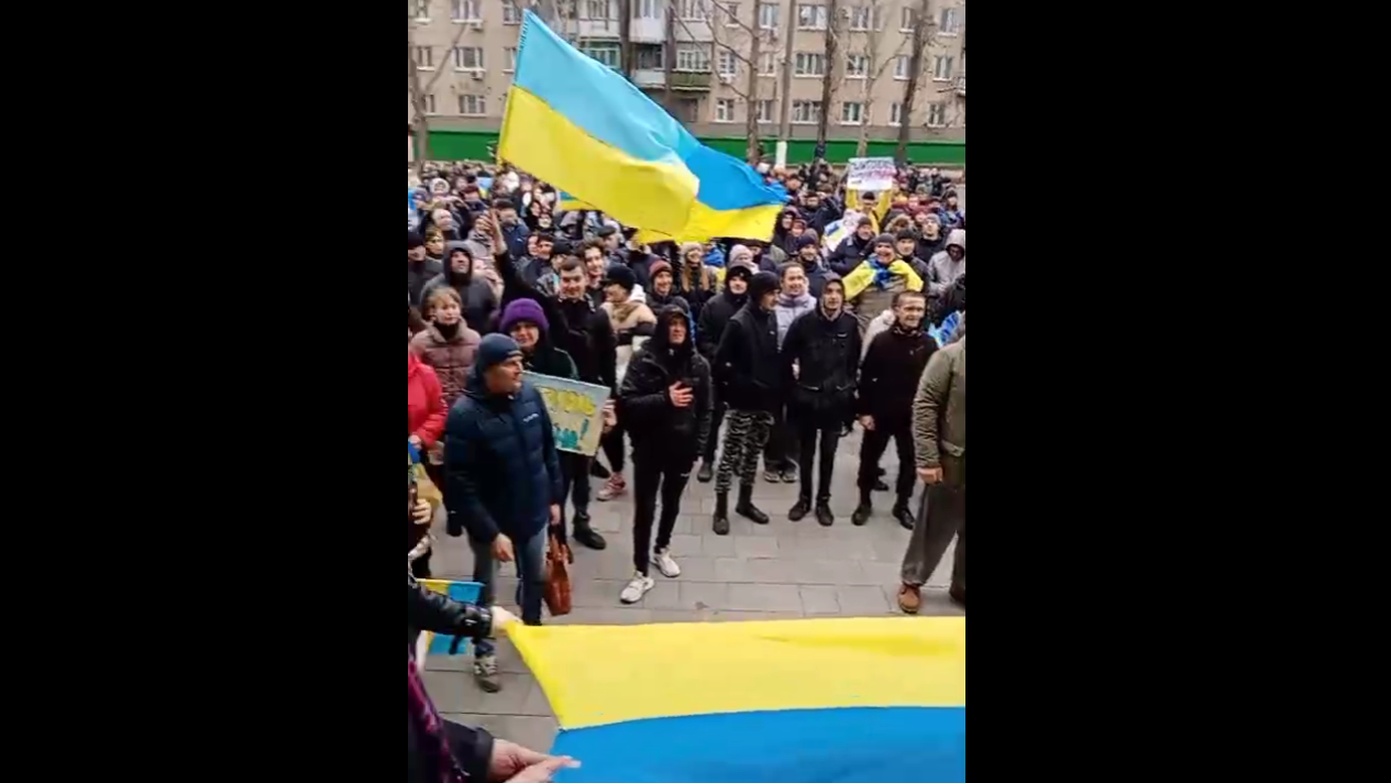 Тисячі жителів Мелітополя знову вийшли на патріотичну акцію у центрі окупованого росіянами міста, – ВІДЕО