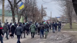 «Повертайтеся додому, вас ніхто не кликав»: у Запорізькій області на патріотичному мітингу місцеві жителі виганяли окупантів, – ВІДЕО