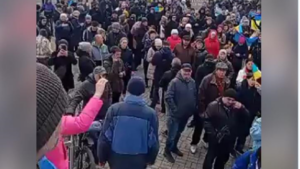 Мелитопольцы третий день подряд проводят мирный митинг, чтобы выгнать оккупантов из города, - ВИДЕО