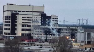 В Энергодаре во время обстрелов Запорожской АЭС загорелось здание учебного комплекса: пожар – на трех этажах