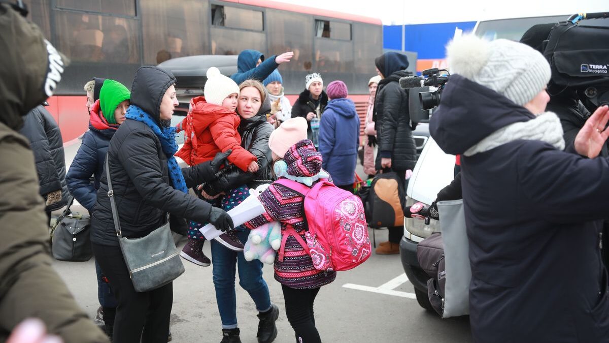 Сегодня из трех оккупированных городов эвакуировали 880 человек в Запорожье, - ФОТО