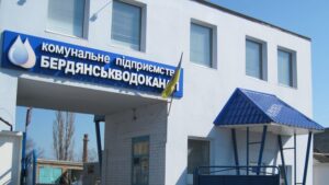 В Бердянске оккупанты обстреляли автомобиль «Водоканала»: работник получил ранение