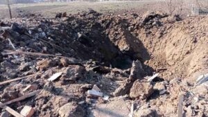 В Гуляйполе российские оккупанты ракетой разрушили уличный туалет в огороде, – ФОТО