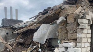 У Запорізькій області російські окупанти півтори години обстрілювали Комишуваху: поранено людину, пошкоджено більше 20 будинків