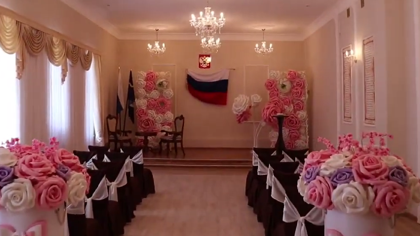 В оккупированном Бердянске сегодня поженились шесть пар: им выдали российские свидетельства о браке, – ВИДЕО