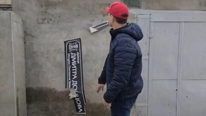 У Мелітополі депутат місцевої міськради зриває таблички з українськими назвами вулиць, - ВІДЕО