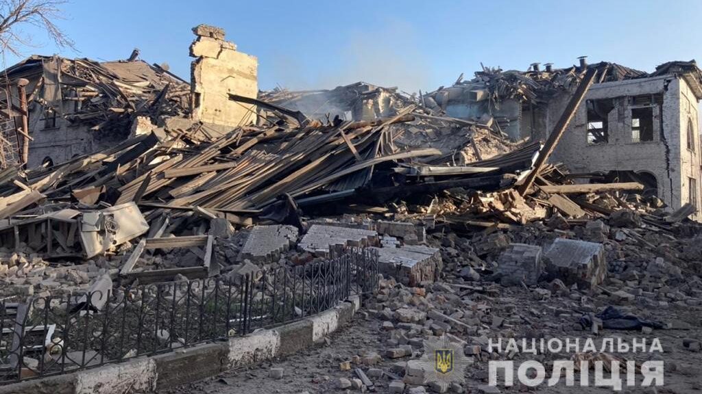 Стали відомі наслідки ранкового ракетного удару по Запоріжжю: зруйновано будівлю підприємства, загинула людина, – ФОТО 