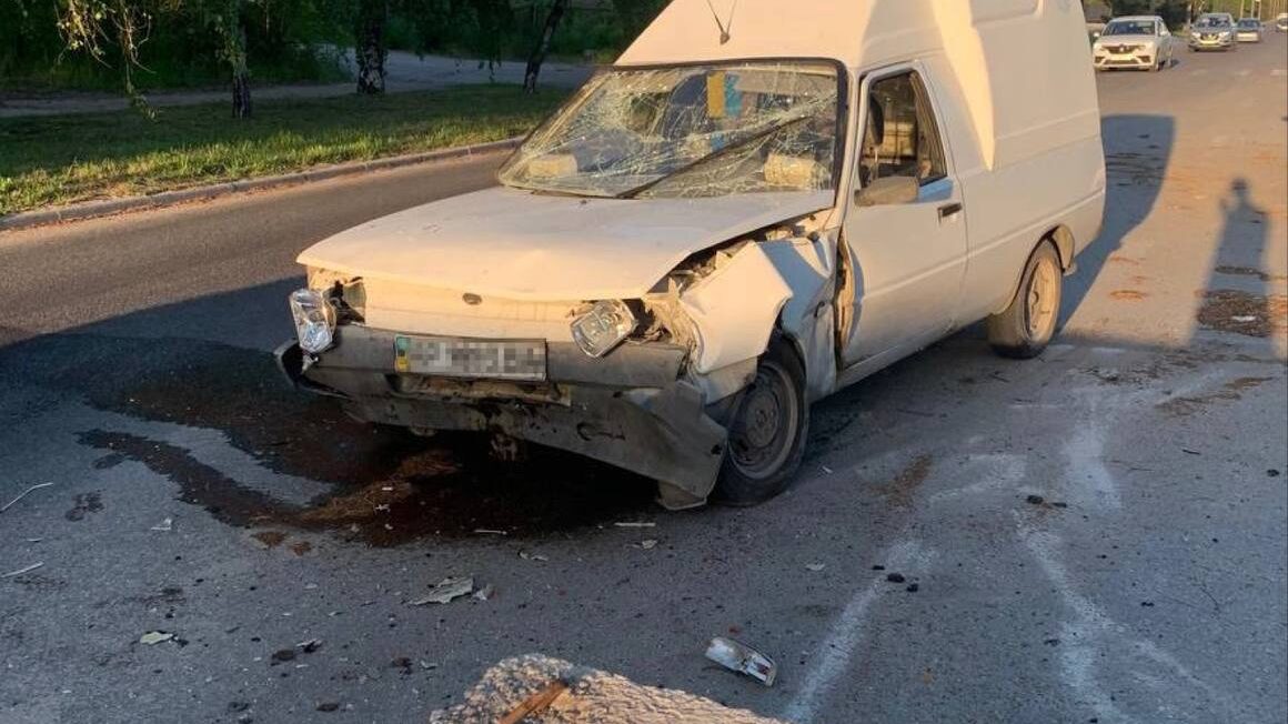 У Запоріжжі неуважний водій протаранив бетонну плиту блокпосту на Прибережній магістралі, – ФОТО