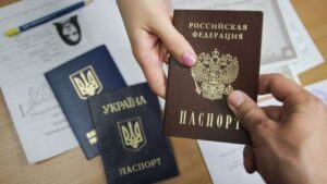 Окупаційна влада Запорізької області погрожує депортацією: люди масово оформляють російські паспорти
