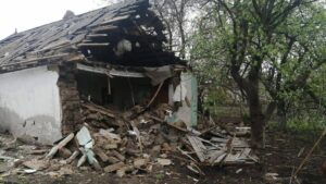 Разрушенная школа, поврежденные дома и погибшие мирные жители: оккупанты обстреляли поселок в Запорожской области