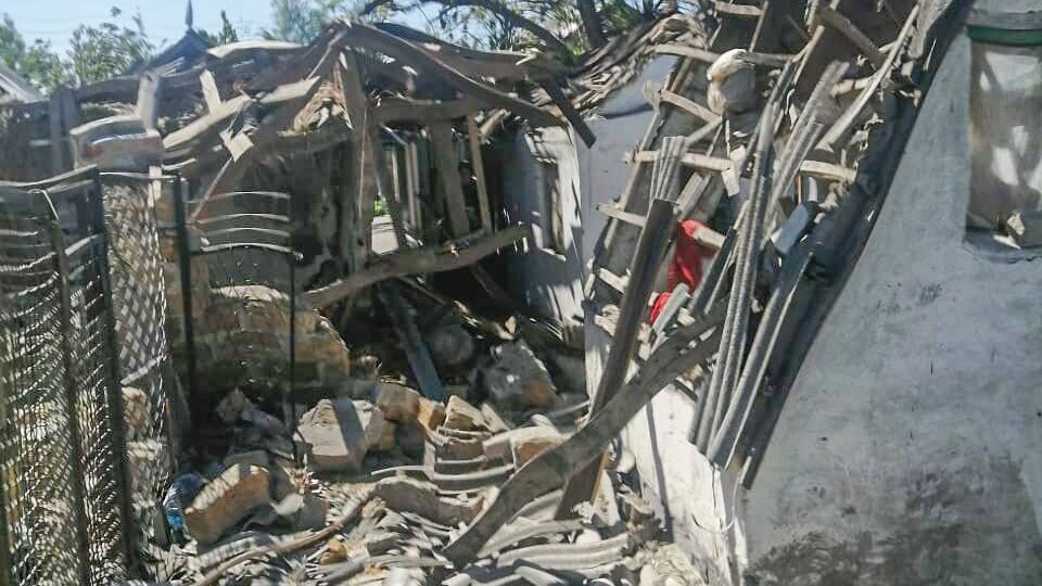Російські військові масовано обстріляли Гуляйполе: зруйновано багато будинків і трьох людей поранено, - ФОТО