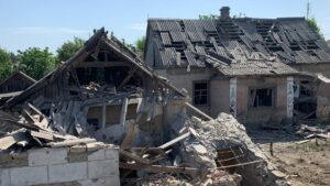 Під Запоріжжям російські окупанти вкотре нещадно обстріляли Комишуваху: зруйнували школу та будинки місцевих жителів, – ФОТО 