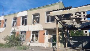 Под Запорожьем российские оккупанты снова обстреляли Степногорск: разбили детский сад и жилые дома, одного человека ранило, – ФОТО
