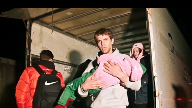 Видео запорожского фотографа о беженцах из Мариуполя попало в клип Pink Floyd