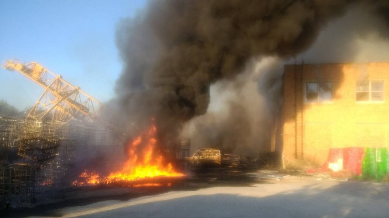 У Пологах сталася масштабна пожежа на хімзаводі: за дві години рятувальникам вдалося її загасити, - ФОТО