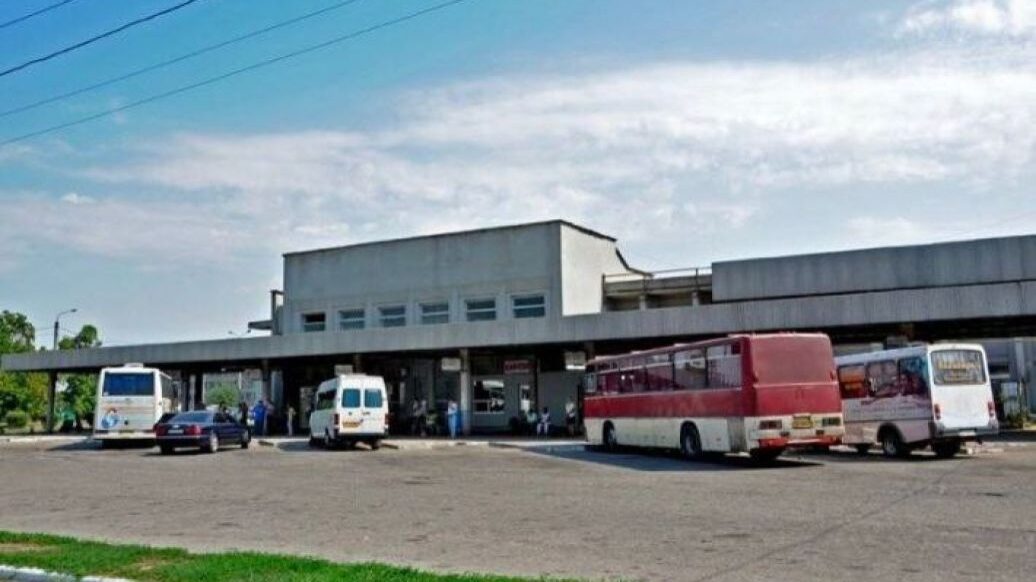 Ціни на квитки зашкалюють: у Мелітополі окупанти захопили автовокзал та запустили рейси до Криму 