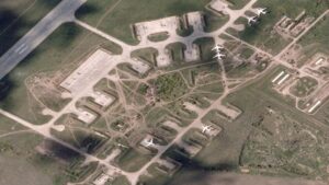 В Мелитополе российские оккупанты пытаются восстановить поврежденный ВСУ аэродром