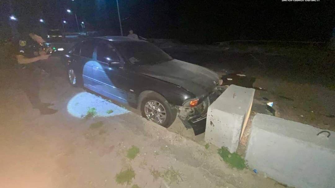 У Запоріжжі п’яний водій BMW протаранив бетонний блок, – ФОТО 