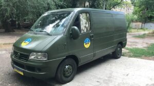 Українець, який 15 років живе в Італії, віддав дві власні автівки бійцям ЗСУ, – ФОТО 
