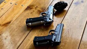В Запорожье мужчина устроил стрельбу: у него нашли гранату и два пистолета, – ФОТО