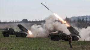 На Запорожском направлении российские оккупанты продолжают обстреливать позиции ВСУ и мирные населенные пункты