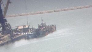 В порту Бердянска оккупанты подняли утопленный ВСУ российский десантный корабль «Саратов»
