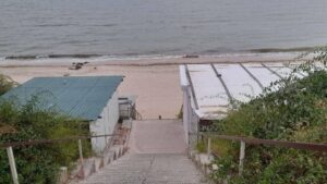 У мережі показали, як із приходом окупантів виглядають бази відпочинку та пляжі Кирилівки та Бердянська, - ФОТО 