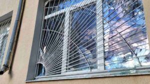 Окупанти обстріляли касетними снарядами амбулаторію та багатоповерхівки у Степногірську, - ФОТО