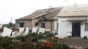 Разрушенный дом культуры, библиотека и частные дома: рашисты обстреляли два села в Запорожском районе, – ФОТО