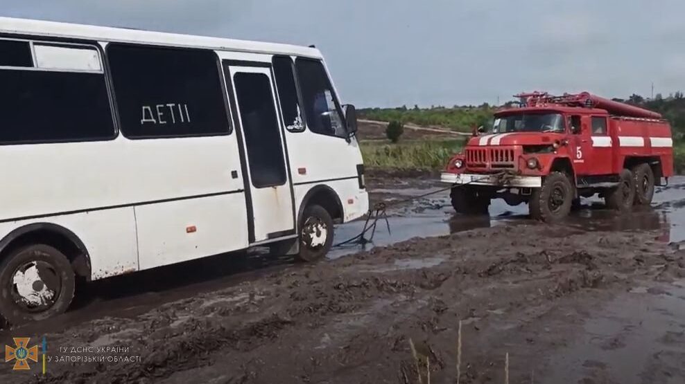 Под Запорожьем на размытой «дороге жизни» в Каменском застряли шесть автобусов и 80 легковушек: понадобилась помощь спасателей