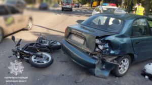 У Запоріжжі водій легковика врізався у мотоцикл: є постраждалий, – ФОТО 