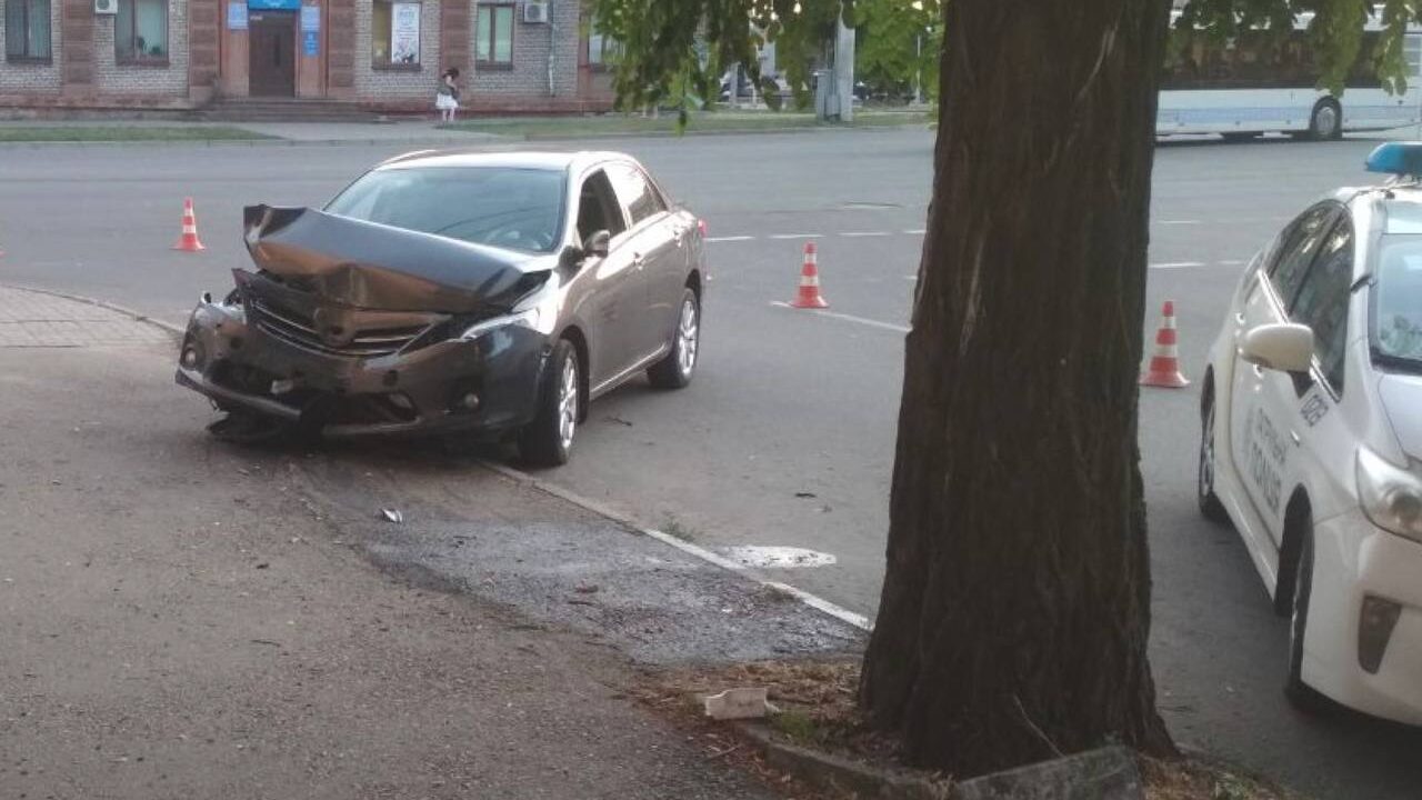 У Запоріжжі п’яний водій тікав від поліції та протаранив дерево, – ФОТО 