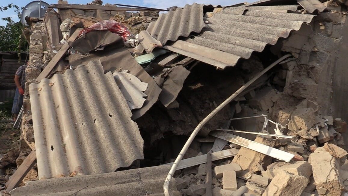 Рашисти обстріляли житловий квартал Мелітополя: розбиті будинки, є постраждалий, – ВІДЕО 