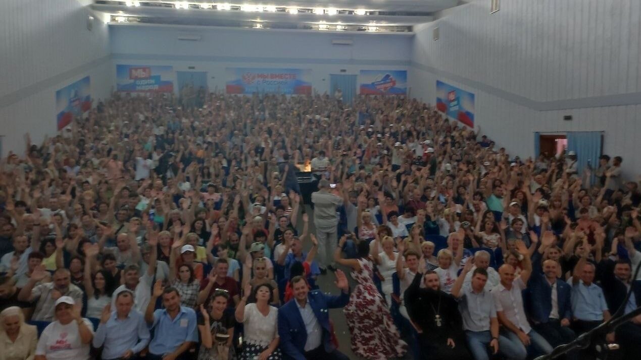 Псевдореферендум у Запорізькій області: російські окупанти завезли до Мелітополя 700 людей «масовки» 