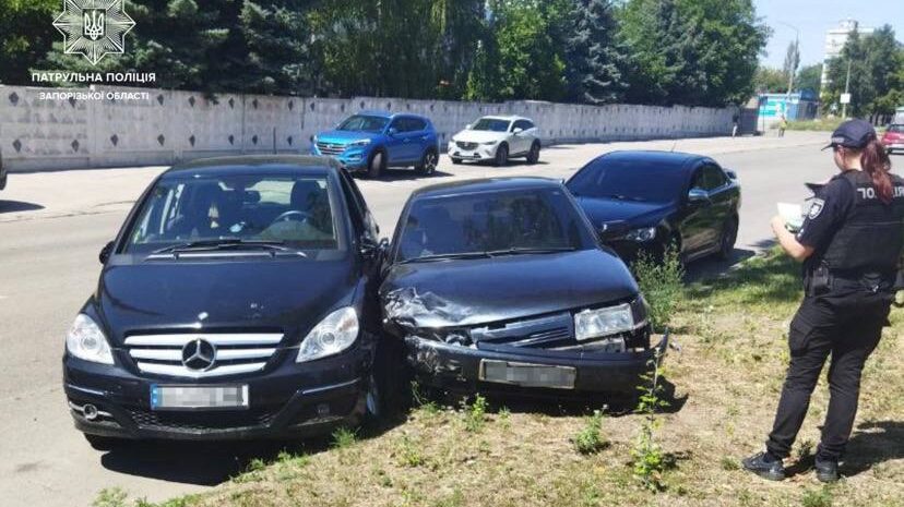 На Бабурці сталася ДТП між Мерседесом та ВАЗом: один із водіїв виявився під «кайфом», - ФОТО 