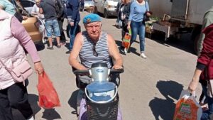 В Запорожье эвакуировали пенсионера из Херсона, который в центре города полгода включал патриотические песни и собирал помощь ВСУ, – ВИДЕО