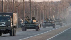 Под Мариуполем оккупанты формируют колонны военной техники и отправляют на Бердянск