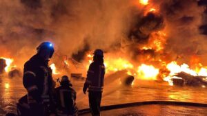 В Запорожье ночью произошел масштабный пожар на предприятии по сбору вторсырья, – ФОТО, ВИДЕО